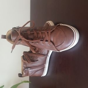 Youth Bous size 6 brown casual shoes